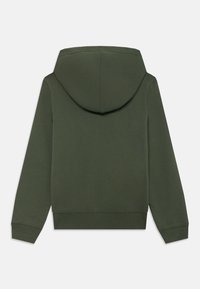 Hanorac verde închis cu glugă reglabilă, manșoane și tiv cu nervuri și o textură netedă. Fără modele vizibile sau detalii din metal.