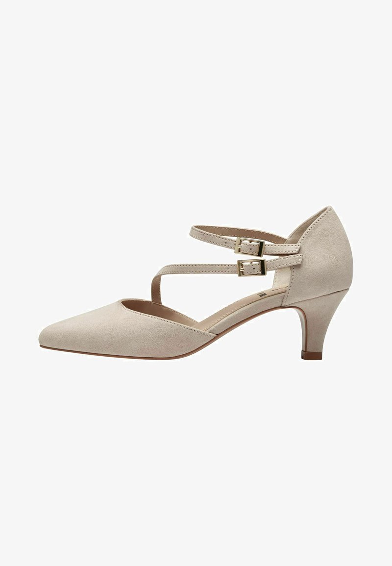 Zapato de tacón alto de ante beige con punta afilada, dos correas estrechas con hebillas doradas y un tacón cónico moderado.