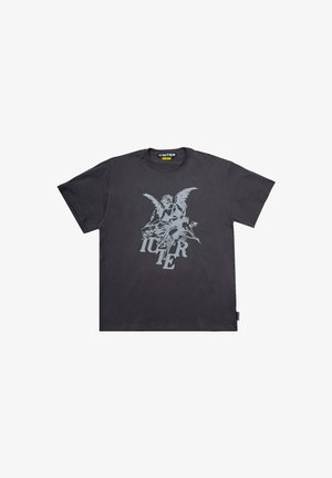 T-shirt in cotone grigio scuro con una grafica argentata che presenta un design di angelo e testo; maniche corte, collo tondo e vestibilità morbida.