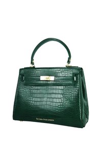 Sac à main en cuir vert foncé à texture crocodile avec poignée supérieure et fermoir ainsi que logo dorés, forme rectangulaire structurée.