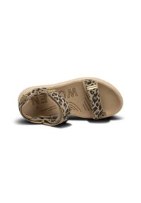 Sandal s uzorkom leoparda s bež podlogom, podesivim trakama i mekim dnom. Ima teksturiranu unutrašnjost s utisnutim natpisom "Woven".