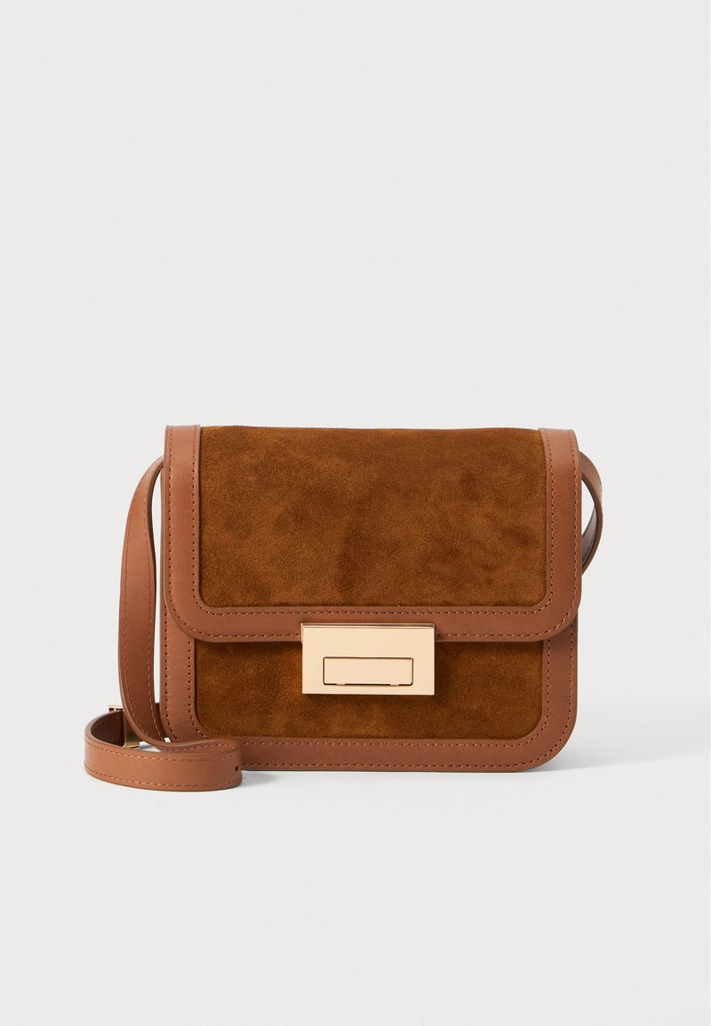 Borsa a tracolla in suede marrone con dettagli in pelle, forma rettangolare, chiusura a pattina e hardware metallico. Tracolla staccabile per maggiore versatilità.