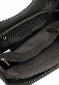 Mustan nahkalaukun sisäosa, jossa on yksi vetoketjullinen tasku, kaksi avointa osastoa ja sileä kangaspäällyste. Varustettu kultasävyisillä varusteilla.