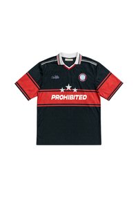 Polo de manga corta en negro y rojo con cuello blanco, tres estrellas, texto "PROHIBIDO" y emblema circular de globo en el pecho.
