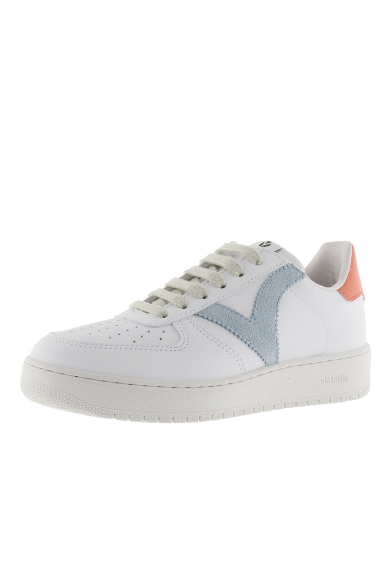 Zapatilla blanca de cuero con acentos de ante azul, cordones beige y lengüeta en coral. Cuenta con una puntera perforada y suela texturizada para mayor tracción.