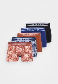 Cinque paia di boxer da uomo in vari colori: rosso floreale, navy stampato, blu uniforme, ruggine e nero, ciascuno con una cintura in contrasto.
