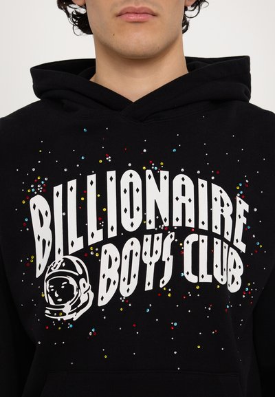 Haut en coton noir avec un graphique blanc "Billionaire Boys Club" orné d'accents de gemmes colorées et d'une illustration d'astronaute.