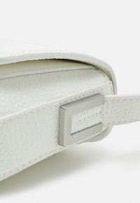 Calvin Klein MUST PLUS CROSSBODY - Skuldertasker - bright white