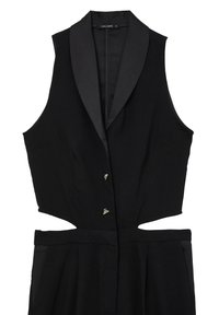 Gilet sans manches noir avec revers en satin, deux fermetures à crochets à l'avant et découpes sur les côtés au-dessus d'un pantalon taille haute assorti.