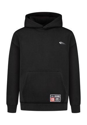 Schwarzer Kapuzenpullover aus Baumwolle, ausgestattet mit einer Vordertasche, gerippten Bündchen und einem weißen Logo auf der Brust, sowie einem Etikett am Saum.