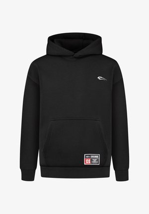 Schwarzer Kapuzenpullover aus Baumwolle, ausgestattet mit einer Vordertasche, gerippten Bündchen und einem weißen Logo auf der Brust, sowie einem Etikett am Saum.