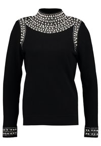 Schwarzer Pullover mit hohem Kragen, verziert mit großen silbernen Edelsteinen an den Schultern und Bündchen, mit langen Ärmeln und einer glatten Textur.