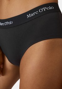 Zwarte boxershorts van zacht katoen met een elastische tailleband met het "Marc O'Polo" logo in het wit. Gladde textuur, aansluitend ontwerp.