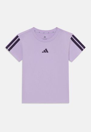 Camiseta de manga corta de color púrpura claro con rayas negras de Adidas en los hombros y un pequeño logo de Adidas centrado en el pecho.