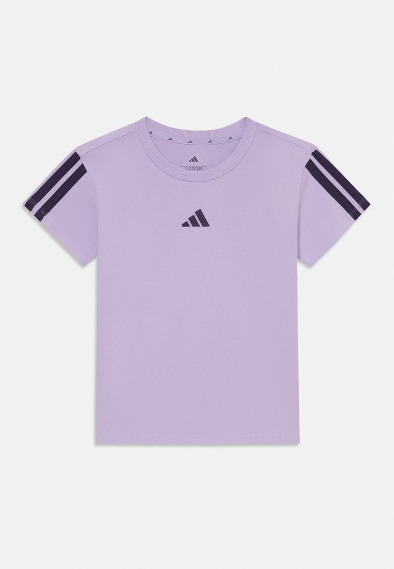 Gaiši violeta īsās piedurknes T-kreklis ar melnām Adidas svītrām uz pleciem un mazu Adidas logo vidū krūtīs.