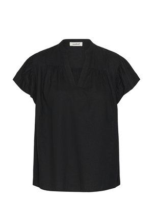 Blusa negra de manga corta con escote en V y leves fruncidos en los hombros, con cuello redondo sin solapa y ajuste holgado.