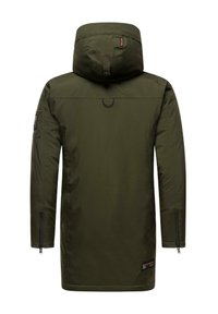 Jachetă lungă, cu glugă, de culoare verde măslinie, cu închidere cu fermoar și buzunare laterale. Material neted, rezistent la apă, cu un design minimalist și o patch cu logo.