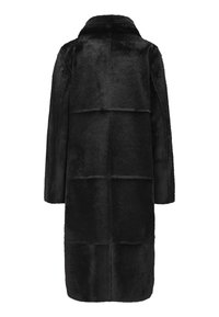 Schwarzer Kunstpelzmantel mit langen Ärmeln und hohem Kragen. Verfügt über einen geraden Schnitt und eine subtile Patchwork-Textur im Rückenbereich.