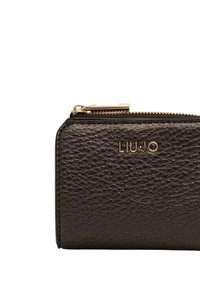 Portafoglio in pelle nera testurizzata con chiusura a zip, caratterizzato da un logo e dettagli della cerniera in tono oro. Forma rettangolare compatta.