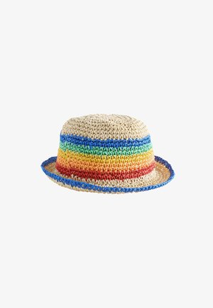 Gehaakte beige bucket hat met kleurrijke horizontale strepen in blauw, groen, geel, oranje en rood rond de kroon en rand.