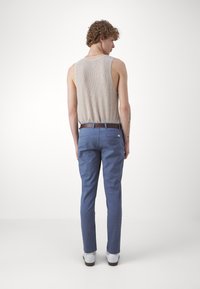 Jack & Jones JPSTMARCO JJDAVE WITH BELT - Hlače chino - china blue