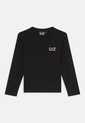 Maglietta nera a maniche lunghe con colletto rotondo e un piccolo logo EA7 bianco sul lato sinistro del petto. Realizzata in un materiale morbido e leggero.