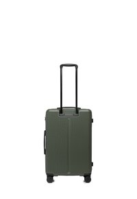 Tvrdý olivově zelený kufr s vertikálními drážkami, čtyřmi černými kolečky, dvěma rukojetmi a vysouvací teleskopickou rukojetí.