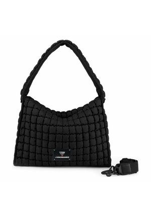 Bolso negro acolchado con asa acolchada y correa de hombro desmontable a su lado sobre un fondo blanco.