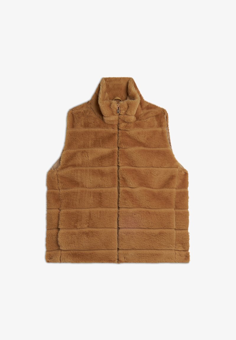 Gilet in finta pelliccia marrone con colletto alto, chiusura con cerniera e design trapuntato con strisce orizzontali nella parte anteriore. Texture morbida.