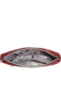 Rote Leder-Clutch mit einem oberen Reißverschluss. Das Innere verfügt über ein graues Futter, mehrere Fächer und eine glatte Textur.