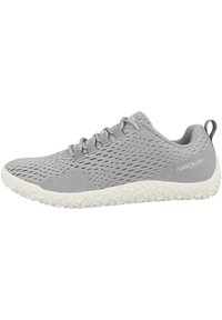 Graue Sportschuhe mit einem perforierten Mesh-Obermaterial, strukturierten grauen Akzenten und einer weißen Gummisohle mit einem geometrischen Muster.