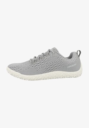 Graue Sportschuhe mit einem perforierten Mesh-Obermaterial, strukturierten grauen Akzenten und einer weißen Gummisohle mit einem geometrischen Muster.