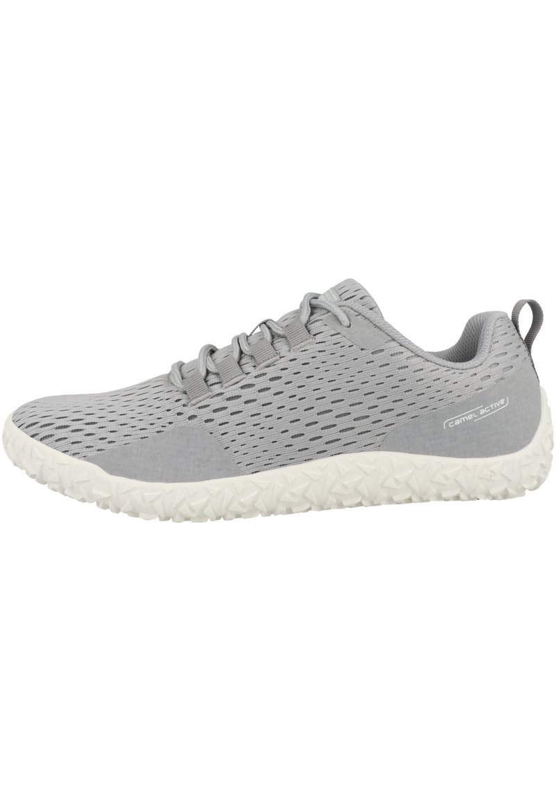 Graue Sportschuhe mit einem perforierten Mesh-Obermaterial, strukturierten grauen Akzenten und einer weißen Gummisohle mit einem geometrischen Muster.
