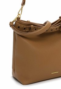 Pruun nahast käekott tekstuurse viimistlusega, kaunistatud lint auguga ja kuldse riistvara aktsendiga. Kompaktne ristkülikukujuline kuju.