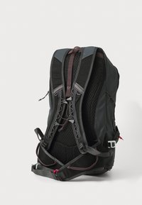 Schwarzer Rucksack mit einem strukturierten Rückenpanel, grauen gepolsterten Riemen, roten Akzenten und mehreren verstellbaren Riemen für eine sichere Befestigung.