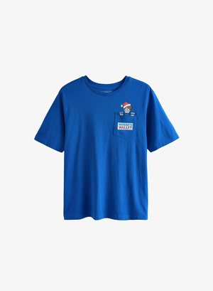 Sinine puuvillane T-särk, millel on taskukaunistus, kus on kuju punases mütsis ja tekst "KUS ON WALLY?" julgete siniste tähtedega.