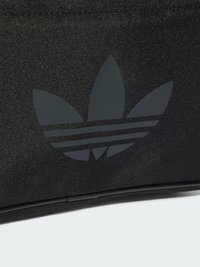 Saco de tecido preto com um logótipo Adidas preto mate, apresentando três folhas e três riscas horizontais. Textura suave e detalhes de costura visíveis.