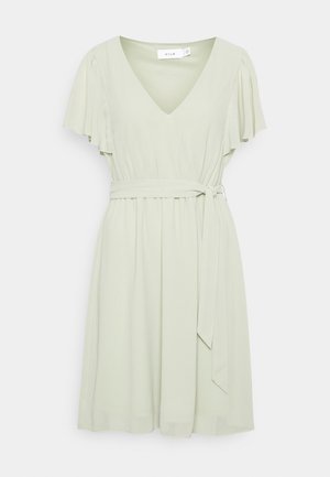 Robe courte vert clair avec col en V, manches volantées, taille froncée et ceinture en tissu assorti nouée sur le côté.