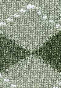 Tessuto lavorato a maglia verde caratterizzato da un motivo a diamante, con diverse tonalità di verde e accenti bianchi che ricordano le nuvole. Tessuto morbido e design coeso.