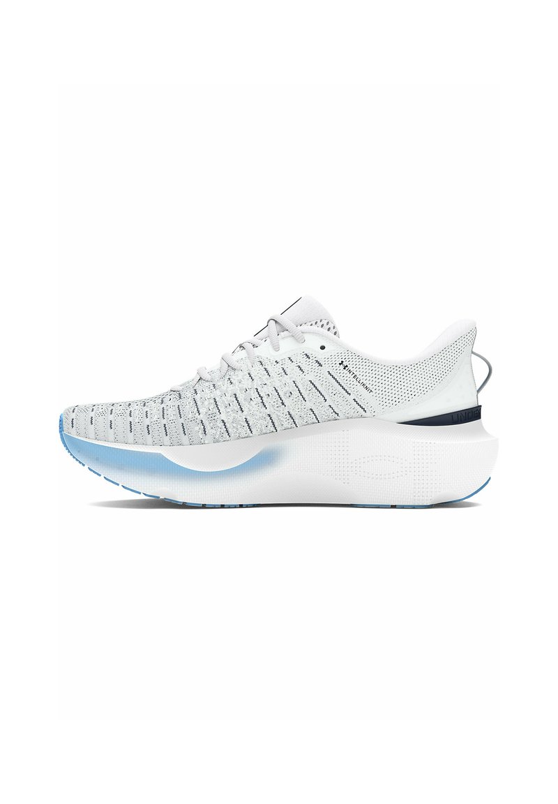 Chaussure de course avec une tige en mesh léger de couleur blanche et grise, dotée d'une semelle épaisse et rembourrée avec un effet dégradé bleu clair.