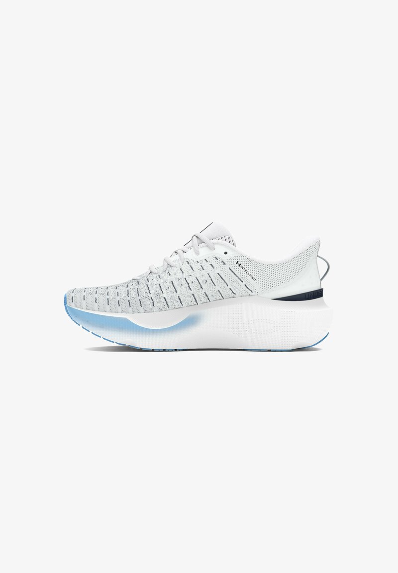 Chaussure de course avec une tige en mesh léger de couleur blanche et grise, dotée d'une semelle épaisse et rembourrée avec un effet dégradé bleu clair.