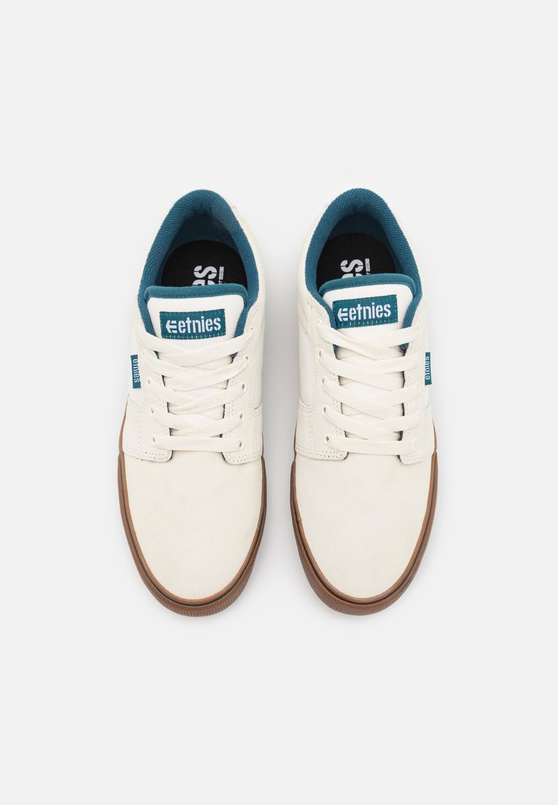 Weiße Sneaker mit türkisfarbenen Akzenten, mit einem Obermaterial aus Canvas, runder Zehenpartie und strukturiertem Gummisohle. Schnürdesign mit Logodetails.