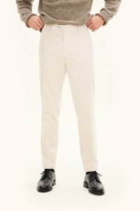Beige manchesterbyxor med skräddarsydd passform, med knäppning framtill och fickor, kombinerade med svarta finskor.