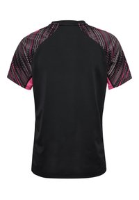 Czarna sportowa koszulka z krótkim rękawem, z teksturowanym tyłem i różowo-czarnymi wzorzystymi wstawkami na ramionach. Oddychający materiał.