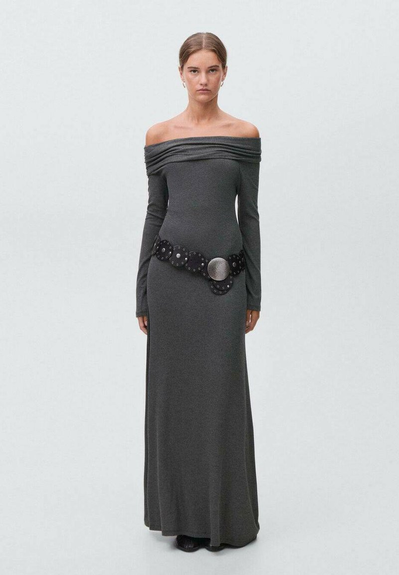 Dlhé šedé šaty s dizajnom bez ramienok, zúženým výstrihom, dlhými rukávmi a širokým čiernym opaskom so zaoblenými akcentmi a kovovým diskom.