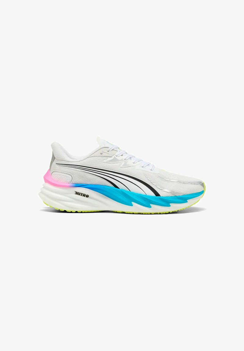 Chaussure de course blanche avec logo à rayure noire, accents bleu et rose sur la semelle intermédiaire, et semelle extérieure jaune néon sur fond blanc.