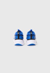 Scarpe da ginnastica blu con tomaia traspirante, dettagli neri e suole bianche con un battistrada in gomma testurizzata. Include una linguetta sul tallone.