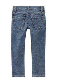 Jeans in denim blu scuro con taglio dritto, dotati di due tasche posteriori e dettagli di cucitura discreti. Nessuna decorazione o motivo.