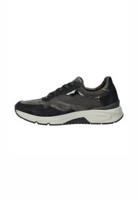 Schwarzer und grauer Sneaker mit Wildleder- und Mesh-Einsätzen, gummierter Sohle, abgerundeter Spitze und Schnürdesign. Auffälliger Glanz auf den Akzenten.