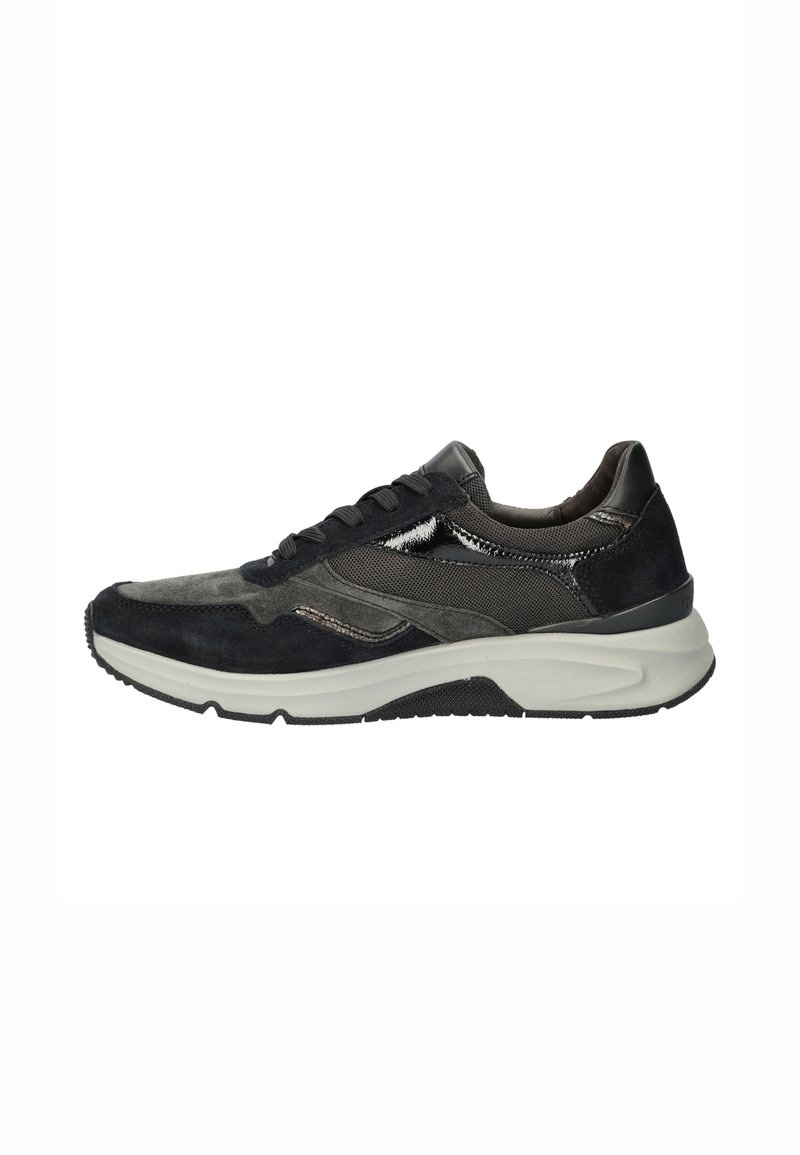 Schwarzer und grauer Sneaker mit Wildleder- und Mesh-Einsätzen, gummierter Sohle, abgerundeter Spitze und Schnürdesign. Auffälliger Glanz auf den Akzenten.